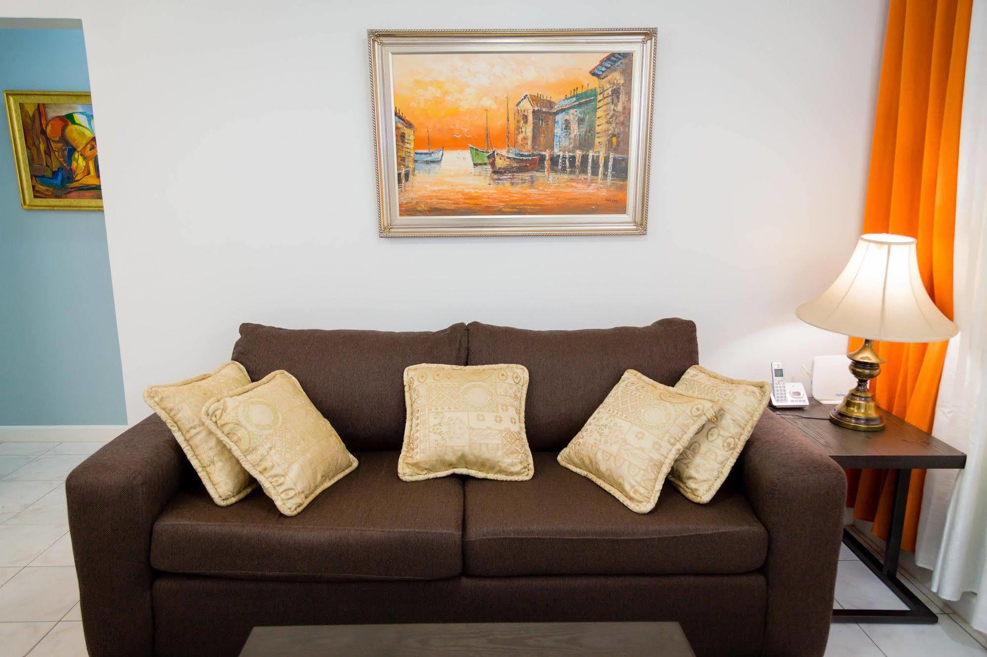 Centrally Located Guest Apartments Kingston Bagian luar foto