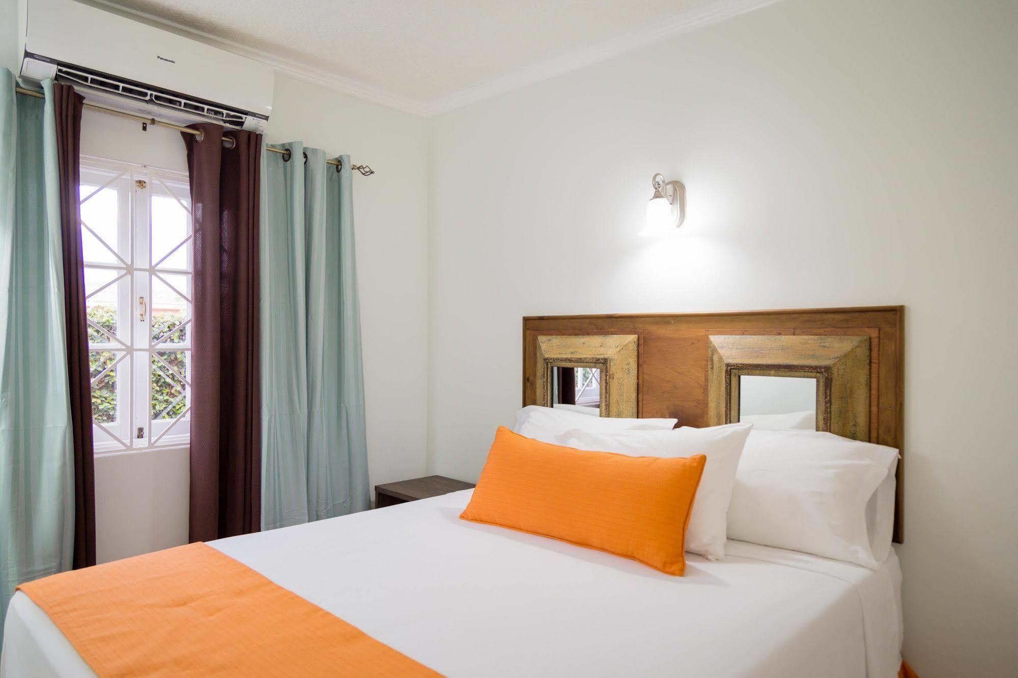 Centrally Located Guest Apartments Kingston Bagian luar foto